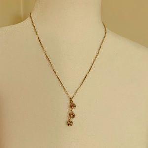 Loft necklace with three pearl tendrils
